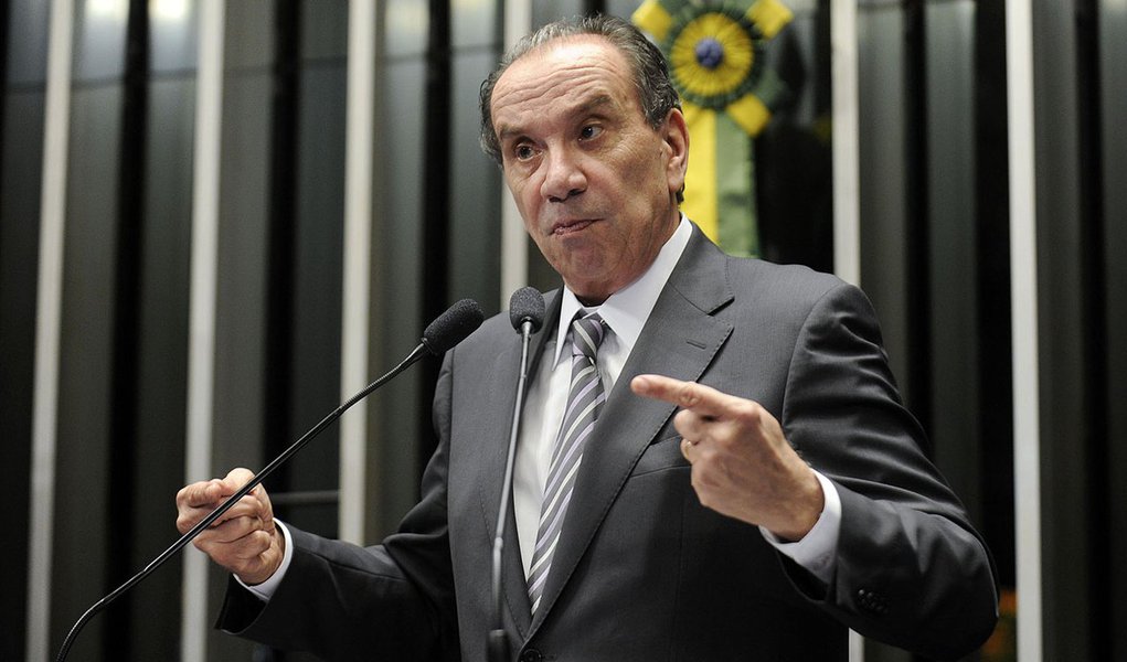 Senador Aloysio Nunes Ferreira (PSDB-SP) defende mais tempo para aperfeiçoar o projeto do Marco Civil da Internet (PLC 21/2014) (Foto: Gisele Federicce) Senador Aloysio Nunes Ferreira (PSDB-SP) defende mais tempo para aperfeiçoar o projeto do Marco Civil da Internet (PLC 21/2014)