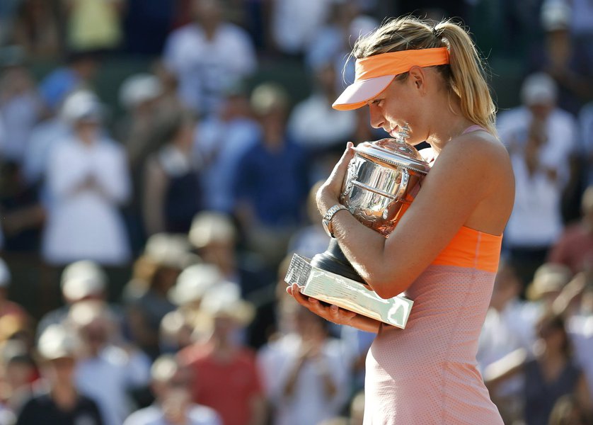 La rusa Maria Sharapova sostiene su trofeo en la ceremonia de premiación tras derrotar a la rumana Simona Halep en la final de mujeres del Abierto de Francia en París el 7 de junio del 2014.
REUTERS/Vincent Kessler (FRANCE - Tags: SPORT TENNIS) (Foto: Leonardo Attuch) La rusa Maria Sharapova sostiene su trofeo en la ceremonia de premiación tras derrotar a la rumana Simona Halep en la final de mujeres del Abierto de Francia en París el 7 de junio del 2014.
REUTERS/Vincent Kessler (FRANCE - Tags: SPORT TENNIS)