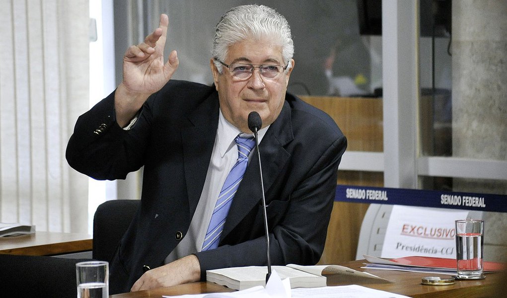Senador Roberto Requião (PMDB-PR) apresenta substitutivo a projeto de lei (PLS 60/2012) proibindo doações de empresas em dinheiro, ou por meio de publicidade, a candidatos e partidos políticos (Foto: Leonardo Attuch) Senador Roberto Requião (PMDB-PR) apresenta substitutivo a projeto de lei (PLS 60/2012) proibindo doações de empresas em dinheiro, ou por meio de publicidade, a candidatos e partidos políticos