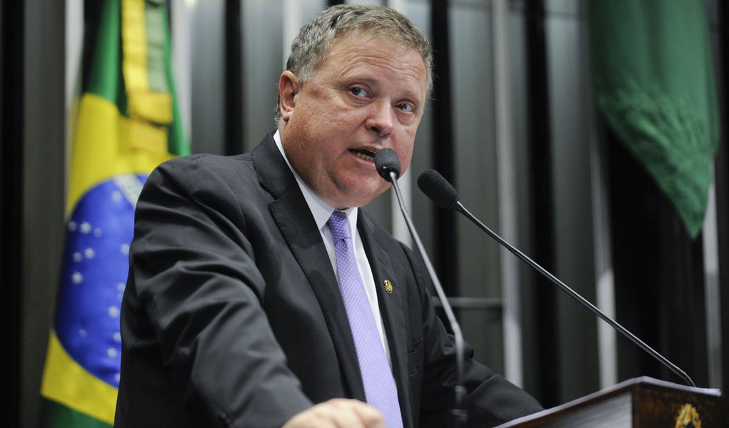 Senador Blairo Maggi (PSDB-MT) relata sua participação, juntamente com a presidente da República, Dilma Rousseff, na cerimônia de abertura da colheita da safra nacional 2013/2014, ocorrida na cidade de Lucas do Rio Verde, em Mato Grosso (Foto: Paulo Emílio) Senador Blairo Maggi (PSDB-MT) relata sua participação, juntamente com a presidente da República, Dilma Rousseff, na cerimônia de abertura da colheita da safra nacional 2013/2014, ocorrida na cidade de Lucas do Rio Verde, em Mato Grosso
