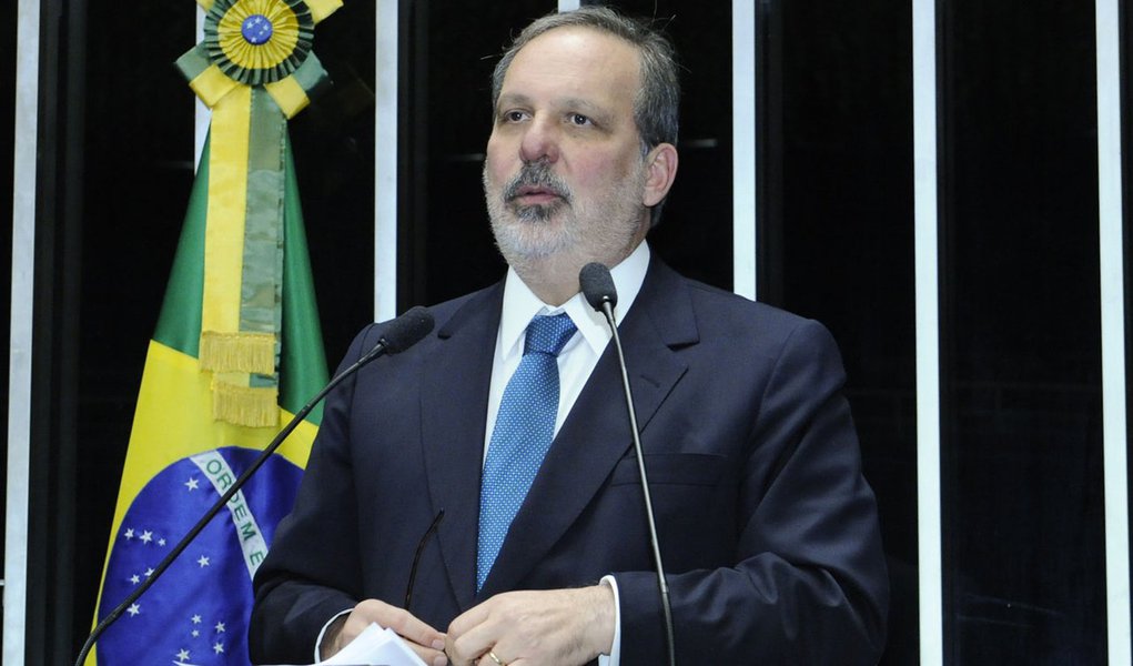 Senador Armando Monteiro (PTB-PE) comemora a aprovação de projeto que define lista de setores e produtos em que os governos dos estados poderão aplicar o mecanismo da substituição tributária (Foto: Paulo Emílio) Senador Armando Monteiro (PTB-PE) comemora a aprovação de projeto que define lista de setores e produtos em que os governos dos estados poderão aplicar o mecanismo da substituição tributária