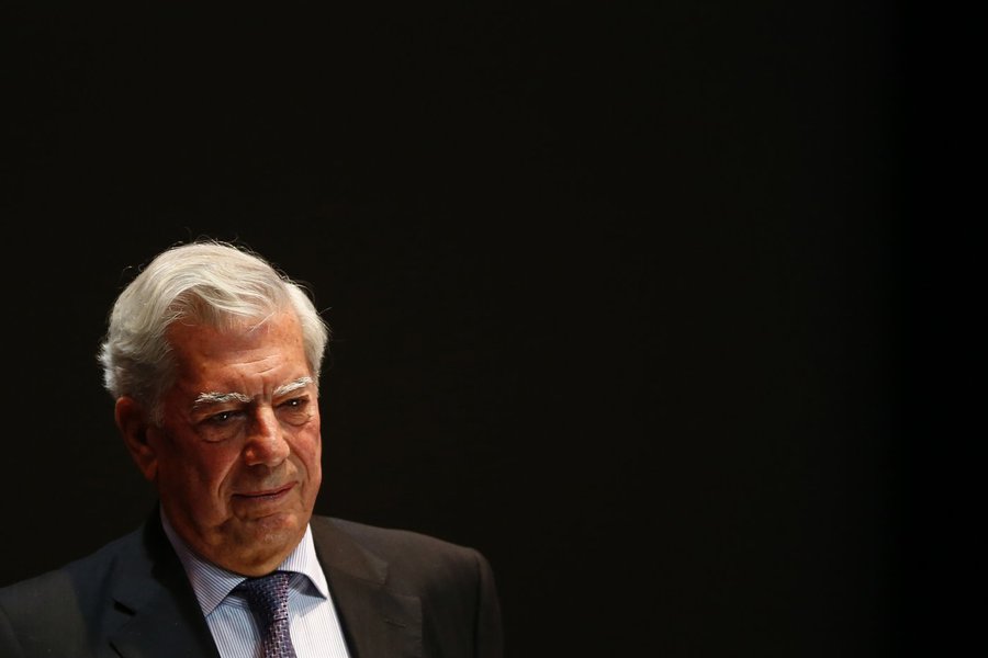 Mario Vargas Llosa, Peruvian writer and recipient of the 2010 Nobel Prize in Literature, attends a forum in support of Venezuela's opposition in Caracas April 24, 2014. REUTERS/Jorge Silva (VENEZUELA - Tags: POLITICS SOCIETY) (Foto: Leonardo Attuch) Mario Vargas Llosa, Peruvian writer and recipient of the 2010 Nobel Prize in Literature, attends a forum in support of Venezuela's opposition in Caracas April 24, 2014. REUTERS/Jorge Silva (VENEZUELA - Tags: POLITICS SOCIETY)