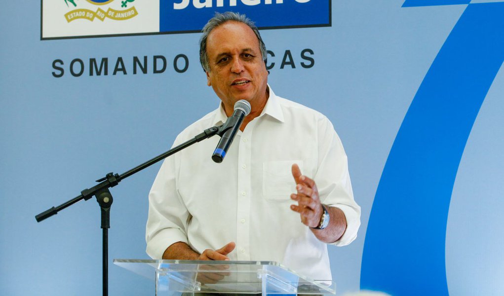 Rio de Janeiro; 19-11-2014; Governador luiz Fernando Pezão na Cerimônia de Entrega de Outorga a Pesquisadores contemplados no edital da FAPERJ: Pensa Rio – Apoio ao Estudo de Temas Relevantes e Estratégicos para o Estado do Rio de Janeiro. fotógrafo:Bruno (Foto: Leonardo Lucena) Rio de Janeiro; 19-11-2014; Governador luiz Fernando Pezão na Cerimônia de Entrega de Outorga a Pesquisadores contemplados no edital da FAPERJ: Pensa Rio – Apoio ao Estudo de Temas Relevantes e Estratégicos para o Estado do Rio de Janeiro. fotógrafo:Bruno