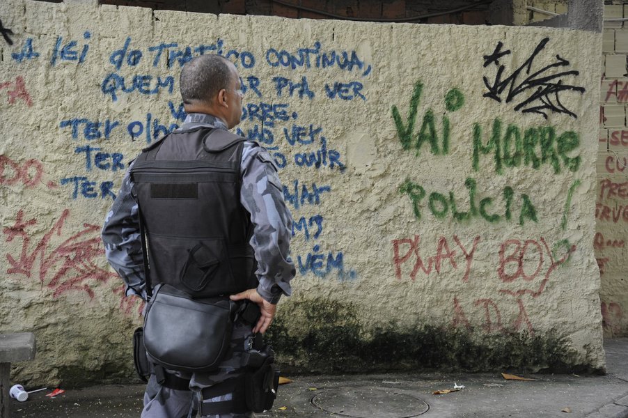 Instala��o de UPP na comunidade do Caj� (Foto: Leonardo Attuch) Instala��o de UPP na comunidade do Caj�