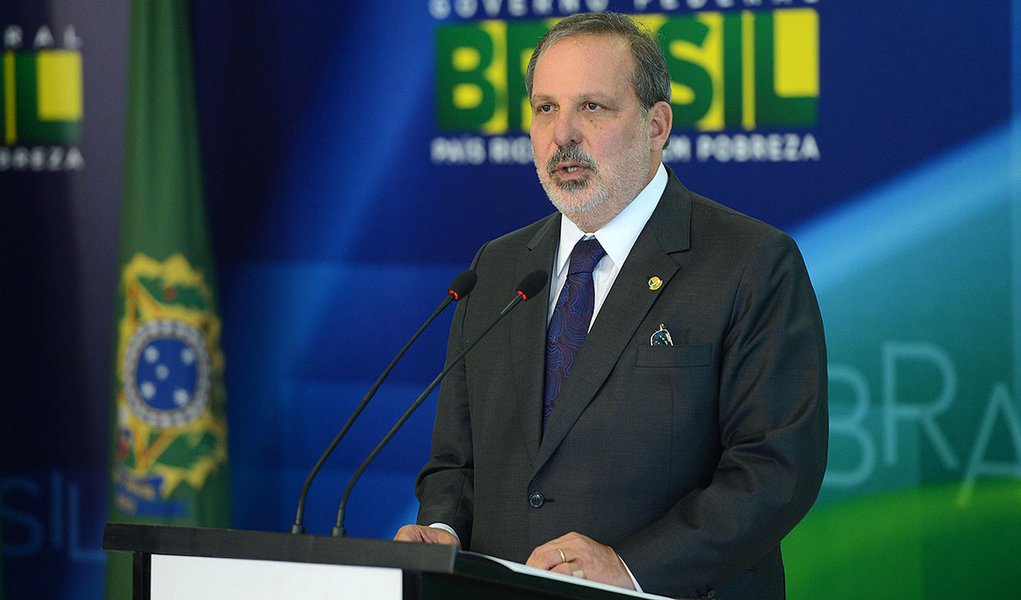 Brasília- DF- Brasil- 01/12/2014- Após ser anunciado como novo ministro do Desenvolvimento, Indústria e Comércio Exterior, o senador Armando de Queiroz Monteiro Neto, fala à imprensa no Palácio do Planalto. (Fabio Rodrigues Pozzebom/Agência Brasil) (Foto: Leonardo Lucena) www.brasil247.com - Brasília- DF- Brasil- 01/12/2014- Após ser anunciado como novo ministro do Desenvolvimento, Indústria e Comércio Exterior, o senador Armando de Queiroz Monteiro Neto, fala à imprensa no Palácio do Planalto. (Fabio Rodrigues Pozzebom/Agência Brasil)