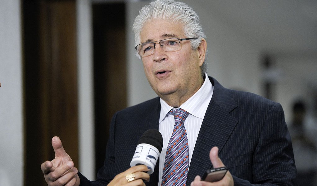 Senador Roberto Requião (PMDB-PR) concede entrevista (Foto: Leonardo Lucena) Senador Roberto Requião (PMDB-PR) concede entrevista