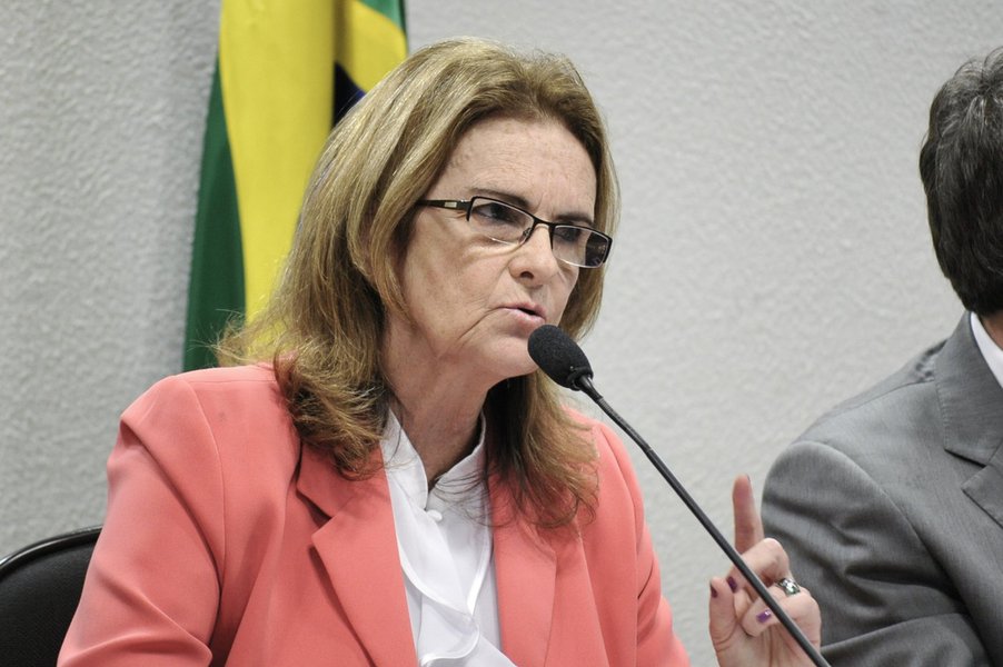 A presidente da Petrobras, Graça Foster, fala sobre denúncias de corrupção na empresa, em audiência conjunta das Comissões de Assuntos Econômicos (CAE) e de Meio Ambiente (CMA) (Foto: Gisele Federicce) A presidente da Petrobras, Graça Foster, fala sobre denúncias de corrupção na empresa, em audiência conjunta das Comissões de Assuntos Econômicos (CAE) e de Meio Ambiente (CMA)