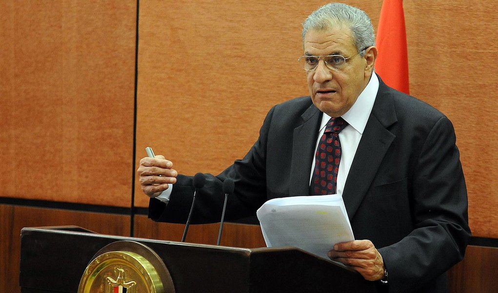 (FILES) A file picture taken on January 16, 2014 shows Egypt's then housing minister Ibrahem Mahlab speaking during a press conference in Cairo on January 16, 2014. Outgoing housing minister Mahlab was appointed on February 25, 2014 as Egypt's new prime m (Foto: Roberta Namour) (FILES) A file picture taken on January 16, 2014 shows Egypt's then housing minister Ibrahem Mahlab speaking during a press conference in Cairo on January 16, 2014. Outgoing housing minister Mahlab was appointed on February 25, 2014 as Egypt's new prime m