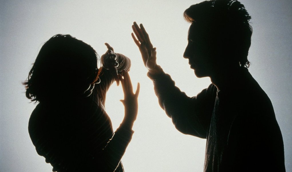 MODEL RELEASED. Domestic violence. Silhouette of a woman protecting herself from a blow from her partner by holding her arms in front of her face. (Foto: Leonardo Lucena) MODEL RELEASED. Domestic violence. Silhouette of a woman protecting herself from a blow from her partner by holding her arms in front of her face.