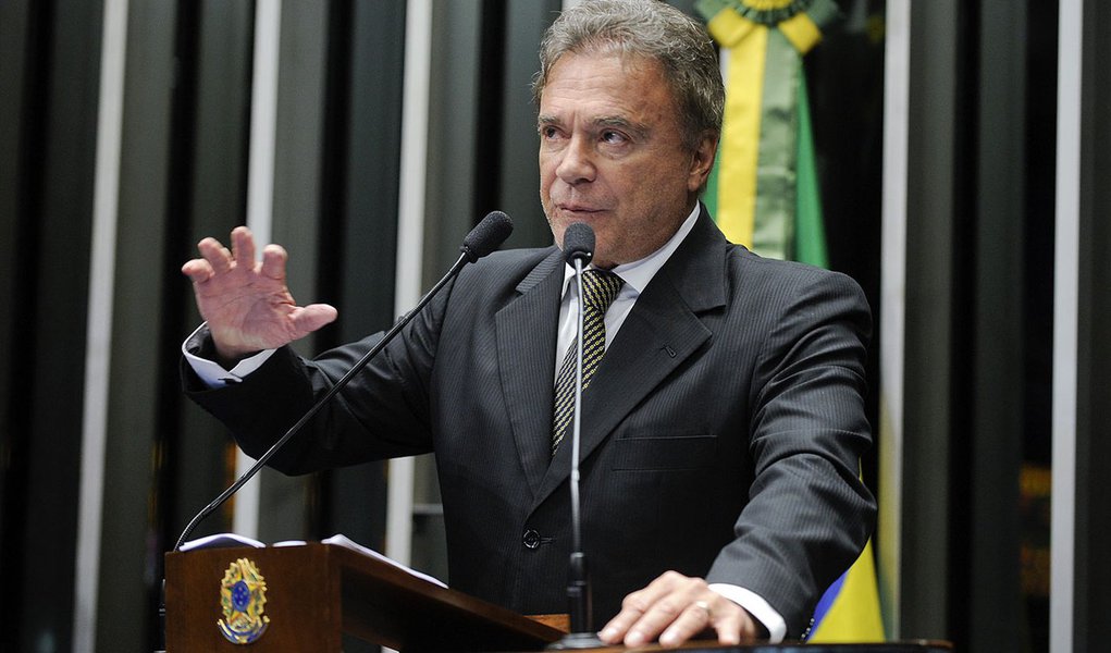 Senador Alvaro Dias (PSDB-PR) defende a aprovação de projeto seu que prevê a fiscalização de custos das obras de eventos internacionais pelo Tribunal de Contas da União (TCU) (Foto: Roberta Namour) Senador Alvaro Dias (PSDB-PR) defende a aprovação de projeto seu que prevê a fiscalização de custos das obras de eventos internacionais pelo Tribunal de Contas da União (TCU)