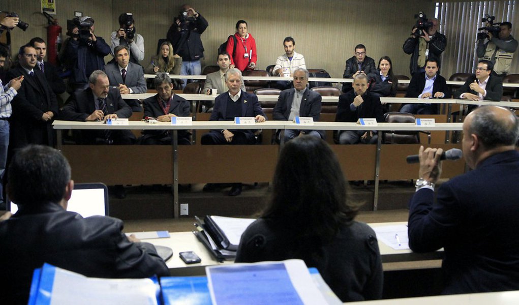 Porto Alegre, RS, 03/06/2014
Entrega das Propostas de Licitação dos Ônibus de POA
Local: Auditório da EPTC
Foto: Ivo Gonçalves/Divulgação PMPA (Foto: Leonardo Lucena) Porto Alegre, RS, 03/06/2014
Entrega das Propostas de Licitação dos Ônibus de POA
Local: Auditório da EPTC
Foto: Ivo Gonçalves/Divulgação PMPA