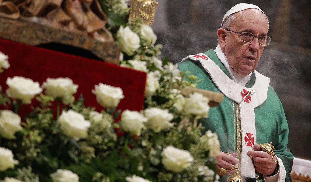 Pope Francis celebrates a mass in Saint Peter's Basilica at the Vatican February 23, 2014. REUTERS/Max Rossi (VATICAN - Tags: RELIGION) (Foto: Roberta Namour) Pope Francis celebrates a mass in Saint Peter's Basilica at the Vatican February 23, 2014. REUTERS/Max Rossi (VATICAN - Tags: RELIGION)