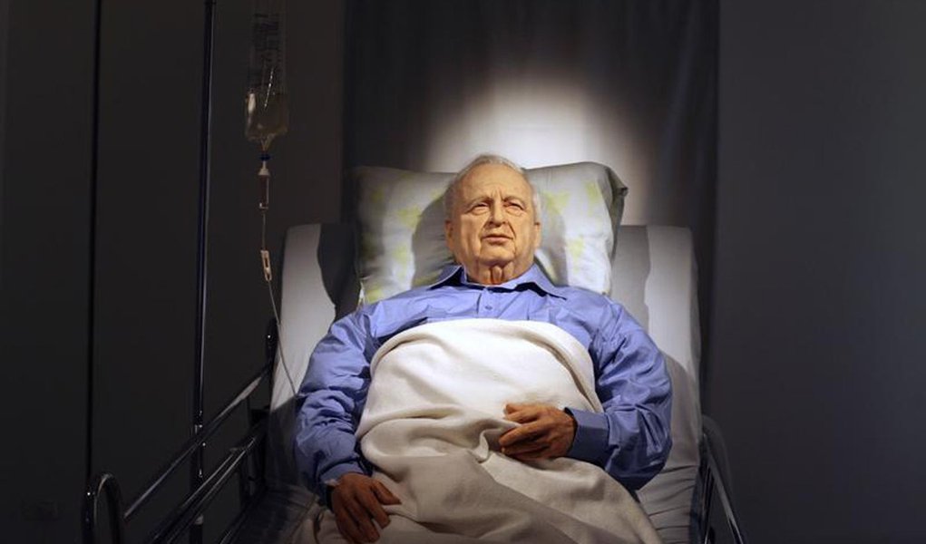 An art installation depicting former Israeli Prime Minister Ariel Sharon lying comatose in a hospital bed is displayed before it's official opening at the Kishon Gallery in Tel Aviv October 18, 2010. Israeli artist Noam Braslavsky created the life-size in (Foto: Leonardo Attuch) An art installation depicting former Israeli Prime Minister Ariel Sharon lying comatose in a hospital bed is displayed before it's official opening at the Kishon Gallery in Tel Aviv October 18, 2010. Israeli artist Noam Braslavsky created the life-size in