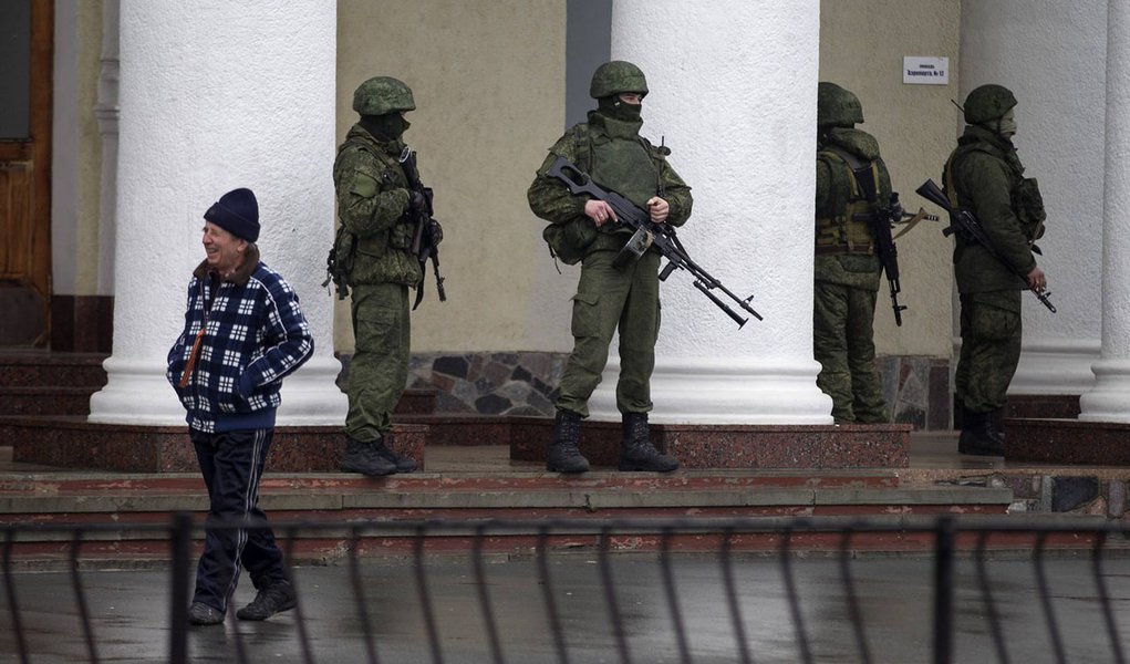 Armed men stand guard at the Simferopol airport in the Crimea region February 28, 2014. Armed men took control of two airports in the Crimea region on Friday in what Ukraine's government described as an invasion and occupation by Russian forces, raising t (Foto: Roberta Namour) Armed men stand guard at the Simferopol airport in the Crimea region February 28, 2014. Armed men took control of two airports in the Crimea region on Friday in what Ukraine's government described as an invasion and occupation by Russian forces, raising t