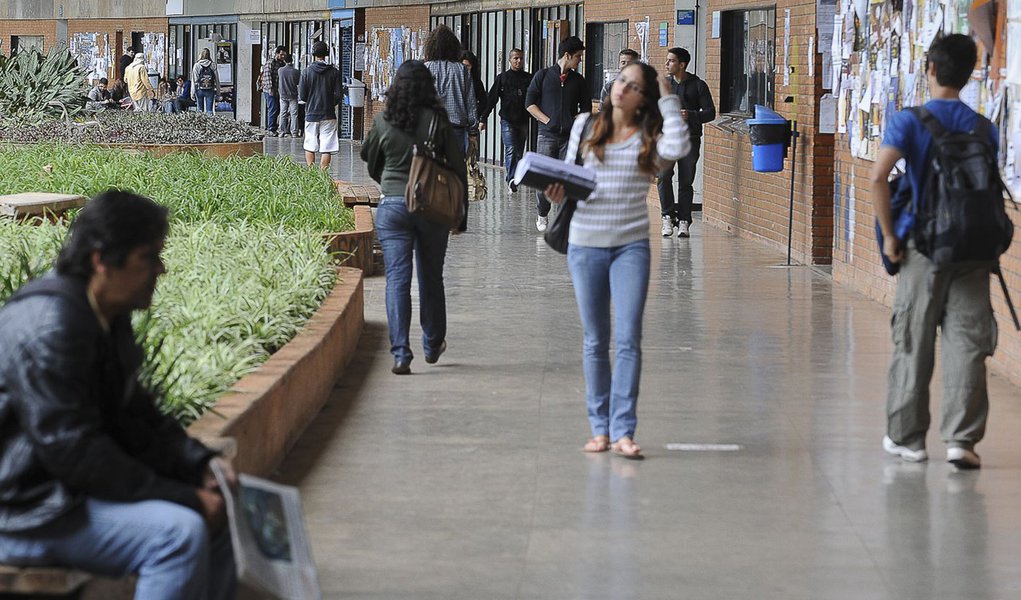 Brasilia - Professores aprovam greve a partir de segunda-feira
Decisão foi tomada em assembleia que reuniu 176 professores nesta sexta-feira, 18 de maio, e segue movimento nacional de paralisação que já conta com a adesão dos docentes de 33 universidades (Foto: Paulo Emílio) Brasilia - Professores aprovam greve a partir de segunda-feira
Decisão foi tomada em assembleia que reuniu 176 professores nesta sexta-feira, 18 de maio, e segue movimento nacional de paralisação que já conta com a adesão dos docentes de 33 universidades