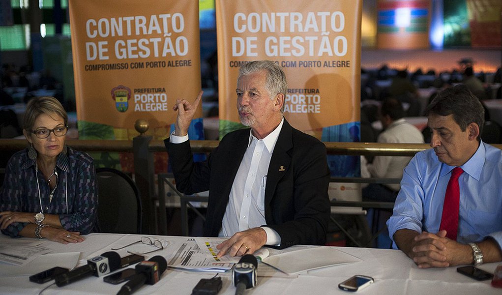2014.03.12 - Porto Alegre/RS/Brasil - Coletiva de imprensa sobre a gestão de 2013 da prefeitura da Capital. Na foto, o prefeito José Fortunati. Foto: Ramiro Furquim/Sul21.com.br (Foto: Leonardo Lucena) 2014.03.12 - Porto Alegre/RS/Brasil - Coletiva de imprensa sobre a gestão de 2013 da prefeitura da Capital. Na foto, o prefeito José Fortunati. Foto: Ramiro Furquim/Sul21.com.br