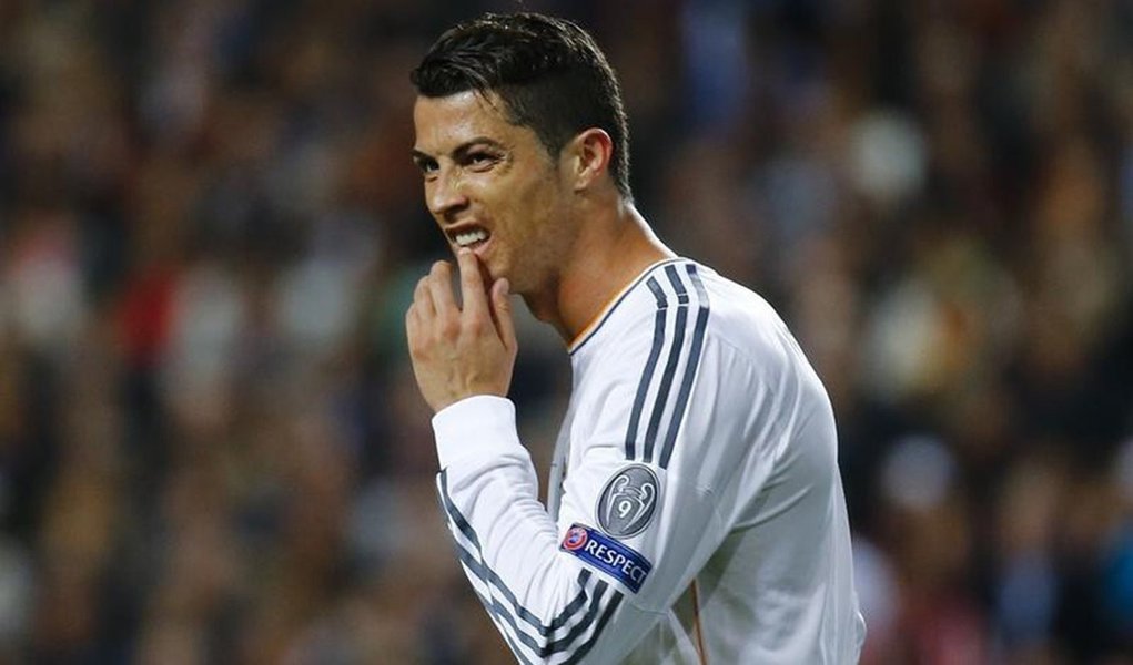 Jogador do Real Madrid Cristiano Ronaldo durante a final da Liga dos Campeões contra o Atlético de Madri no Estádio da Luz, em Lisboa. Cristiano Ronaldo está com tendinite na região do joelho esquerdo, disse a Federação Portuguesa de Futebol em comunicado (Foto: Leonardo Attuch) Jogador do Real Madrid Cristiano Ronaldo durante a final da Liga dos Campeões contra o Atlético de Madri no Estádio da Luz, em Lisboa. Cristiano Ronaldo está com tendinite na região do joelho esquerdo, disse a Federação Portuguesa de Futebol em comunicado