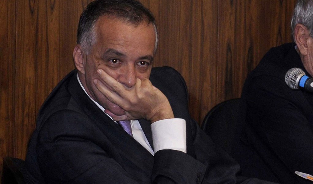 Brasilia - O Empresário envolvido com a exploração de jogos ilegais Carlos Augusto Ramos, o Carlinhos Cachoeira, acompanhado da esposa, Andressa Mendonça, durante depoimento na Comissão Parlamentar Mista de Inquérito que investiga a rede de influência do (Foto: Leonardo Araújo) Brasilia - O Empresário envolvido com a exploração de jogos ilegais Carlos Augusto Ramos, o Carlinhos Cachoeira, acompanhado da esposa, Andressa Mendonça, durante depoimento na Comissão Parlamentar Mista de Inquérito que investiga a rede de influência do