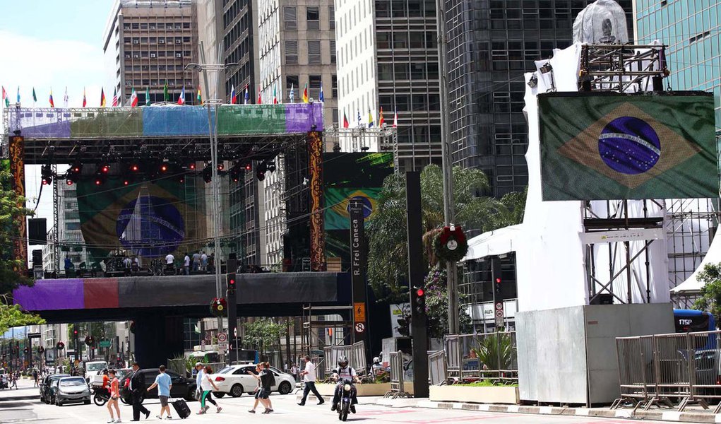 SÃO PAULO,SP,30.12.2013:RÉVEILLON/PAULISTA/TESTES - Teste de som e iluminação nesta segunda-feira (30), no palco da Avenida Paulista em São Paulo, SP, montado para o Réveillon 2014. (Foto: Renato S. Cerqueira/Futura Press/Folhapress) (Foto: Gisele Federicce) SÃO PAULO,SP,30.12.2013:RÉVEILLON/PAULISTA/TESTES - Teste de som e iluminação nesta segunda-feira (30), no palco da Avenida Paulista em São Paulo, SP, montado para o Réveillon 2014. (Foto: Renato S. Cerqueira/Futura Press/Folhapress)