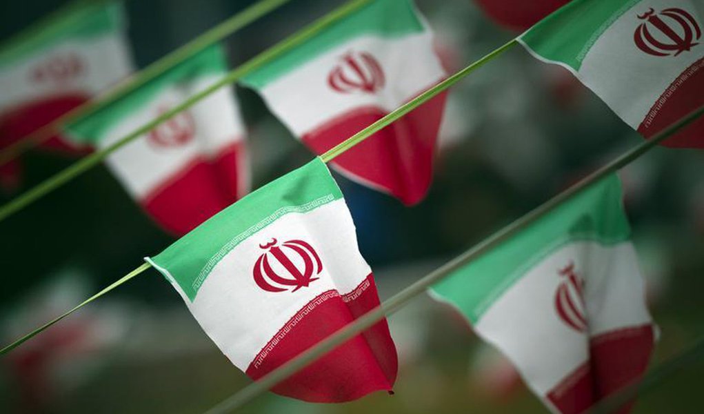 Bandeiras nacionais iranianas são vistas em praça de Teerã em 10 fevereiro do ano passado, um dia antes do aniversário da Revolução Islâmica. 10/02/2012 REUTERS/Morteza Nikoubazl (Foto: Leonardo Attuch) Bandeiras nacionais iranianas são vistas em praça de Teerã em 10 fevereiro do ano passado, um dia antes do aniversário da Revolução Islâmica. 10/02/2012 REUTERS/Morteza Nikoubazl
