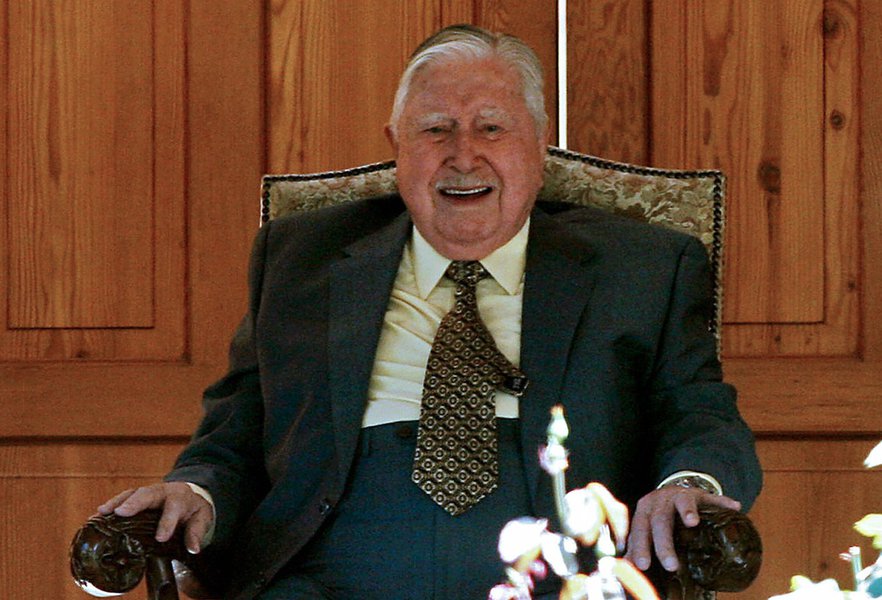Santiago, CHILE: (FILES) Former Chilean dictator (1973-1990), Augusto Pinochet, smiles as he watches a crowd of supporters who arrived at his residence in the outskirts of Santiago, to greet him on his 91st birthday on November 25th, 2006. Pinochet has s (Foto: Gisele Federicce) Santiago, CHILE: (FILES) Former Chilean dictator (1973-1990), Augusto Pinochet, smiles as he watches a crowd of supporters who arrived at his residence in the outskirts of Santiago, to greet him on his 91st birthday on November 25th, 2006. Pinochet has s