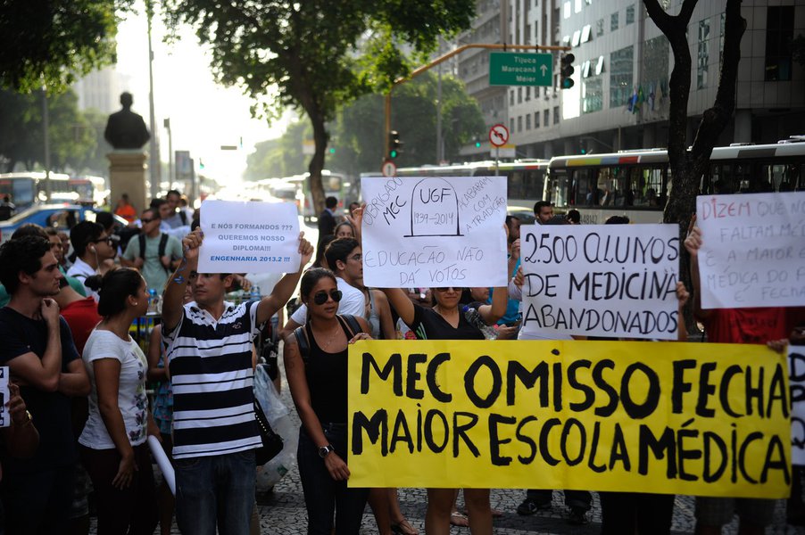 Rio de Janeiro - Alunos da Universidade Gama Filho e da UniverCidade marcham em protesto na Avenida Presidente Vargas, no centro, contra a decição do Ministério da Educação de descredenciar as instituições de ensino controladas pelo Grupo Galileo, que enf (Foto: Leonardo Attuch) Rio de Janeiro - Alunos da Universidade Gama Filho e da UniverCidade marcham em protesto na Avenida Presidente Vargas, no centro, contra a decição do Ministério da Educação de descredenciar as instituições de ensino controladas pelo Grupo Galileo, que enf
