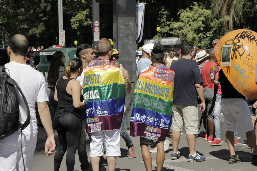 São Paulo- SP, 04/05/2014- Milhares de pessoas participam da 18ª edição da Parada do Orgulho LGBT, que acontece na avenida Paulista. (Foto: Valter Lima) São Paulo- SP, 04/05/2014- Milhares de pessoas participam da 18ª edição da Parada do Orgulho LGBT, que acontece na avenida Paulista.