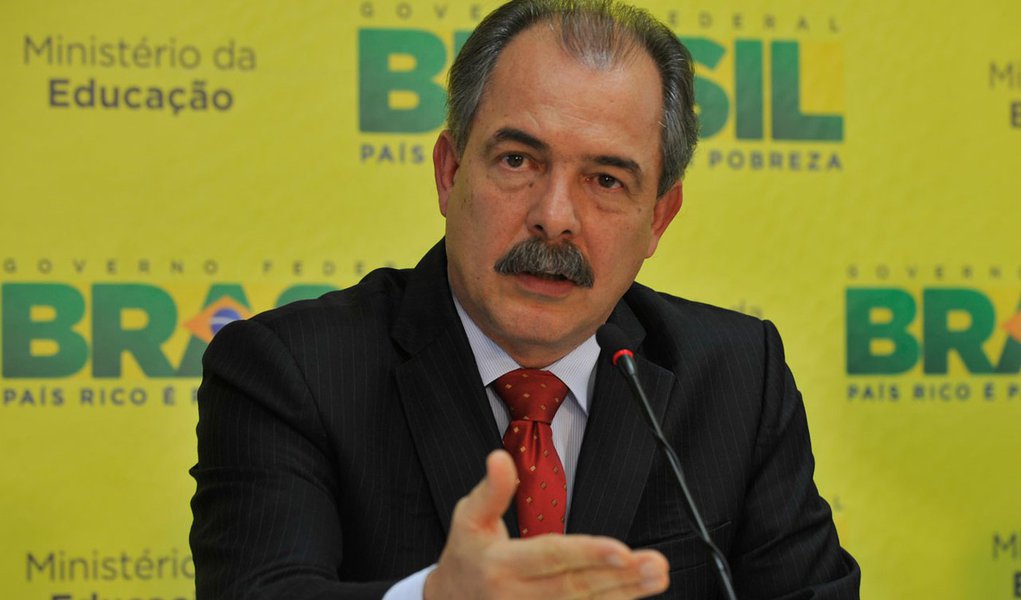 Brasília – O ministro da Educação, Aloizio Mercadante, em entrevista coletiva, faz balanço do Sistema de Seleção Unificada (Sisu) (Foto: Gisele Federicce) Brasília – O ministro da Educação, Aloizio Mercadante, em entrevista coletiva, faz balanço do Sistema de Seleção Unificada (Sisu)