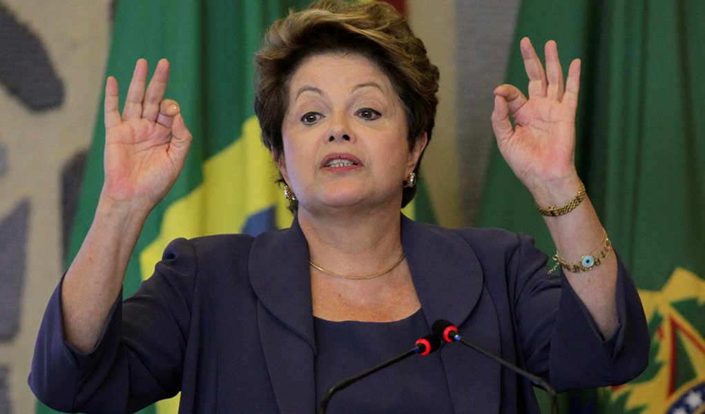 Brazil's President Dilma Rousseff reacts during the plenary meeting for the Council of Economic and Social Development at Itamaraty Palace in Brasilia July 17, 2013. REUTERS/Ueslei Marcelino (BRAZIL - Tags: POLITICS) (Foto: Sheila Lopes) Brazil's President Dilma Rousseff reacts during the plenary meeting for the Council of Economic and Social Development at Itamaraty Palace in Brasilia July 17, 2013. REUTERS/Ueslei Marcelino (BRAZIL - Tags: POLITICS)