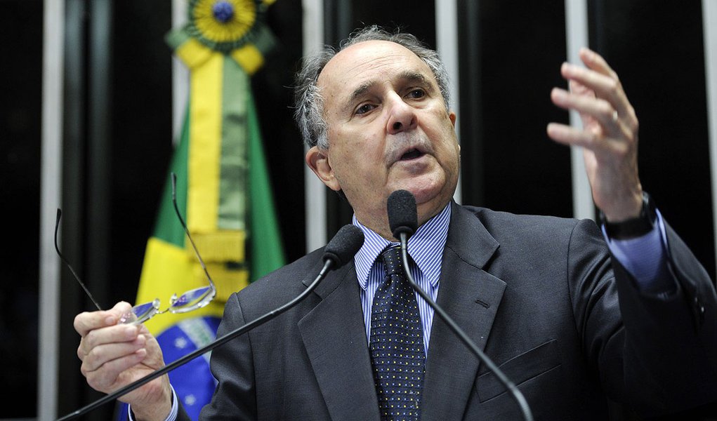 Senador Cristovam Buarque (PDT-DF) defende a aprovação de emenda substitutiva de sua autoria ao projeto do Plano Nacional de Educação (PNE) (Foto: Leonardo Lucena) Senador Cristovam Buarque (PDT-DF) defende a aprovação de emenda substitutiva de sua autoria ao projeto do Plano Nacional de Educação (PNE)
