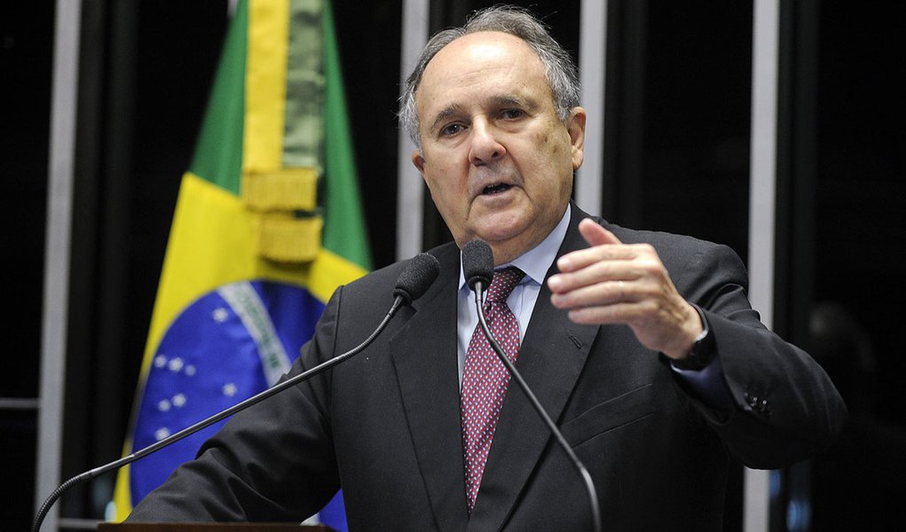 Senador Cristovam Buarque (PDT-DF) critica o corte de R$ 44 bilhões no Orçamento de 2014, anunciado na quinta-feira (20) pelo ministro da Fazenda, Guido Mantega (Foto: Leonardo Lucena) Senador Cristovam Buarque (PDT-DF) critica o corte de R$ 44 bilhões no Orçamento de 2014, anunciado na quinta-feira (20) pelo ministro da Fazenda, Guido Mantega