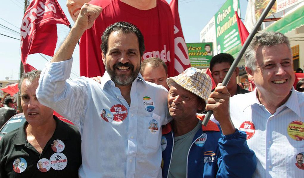 O candidato ao governo do Distrito Federal, pela coligação Um Novo Caminho, Agnelo Queiroz, durante caminhada no Recanto das Emas nesta terça-feira, 18.08.
FOTO: SERGIO DUTTI (Foto: Roberta Namour) O candidato ao governo do Distrito Federal, pela coligação Um Novo Caminho, Agnelo Queiroz, durante caminhada no Recanto das Emas nesta terça-feira, 18.08.
FOTO: SERGIO DUTTI