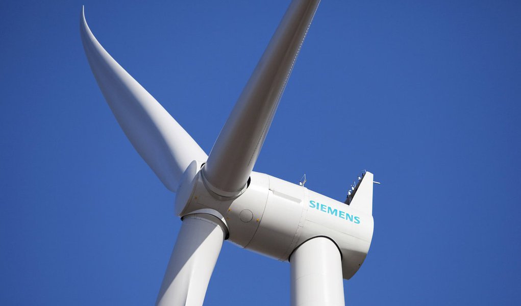 Das Foto zeigt die neue SWT-3.0-101 DD Windturbine. Eine Leistung von 3 Megawatt (MW) und einen Rotordurchmesser von 101 Metern zeichnen den neuen Prototyp der neu entwickelten getriebelosen Windenergieanlage aus.
The picture shows the new SWT-3.0-101 (Foto: Gisele Federicce) Das Foto zeigt die neue SWT-3.0-101 DD Windturbine. Eine Leistung von 3 Megawatt (MW) und einen Rotordurchmesser von 101 Metern zeichnen den neuen Prototyp der neu entwickelten getriebelosen Windenergieanlage aus.
The picture shows the new SWT-3.0-101