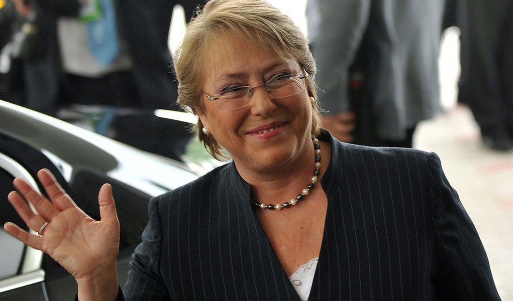 Chilean President Michelle Bachelet waves to media representatives as she arrives at Changi Airport in Singapore on November 13, 2009, ahead of the Asia-Pacific Economic Cooperation (APEC) meeting. Asia-Pacific ministers representing 2.6 billion people p (Foto: Leonardo Attuch) Chilean President Michelle Bachelet waves to media representatives as she arrives at Changi Airport in Singapore on November 13, 2009, ahead of the Asia-Pacific Economic Cooperation (APEC) meeting. Asia-Pacific ministers representing 2.6 billion people p