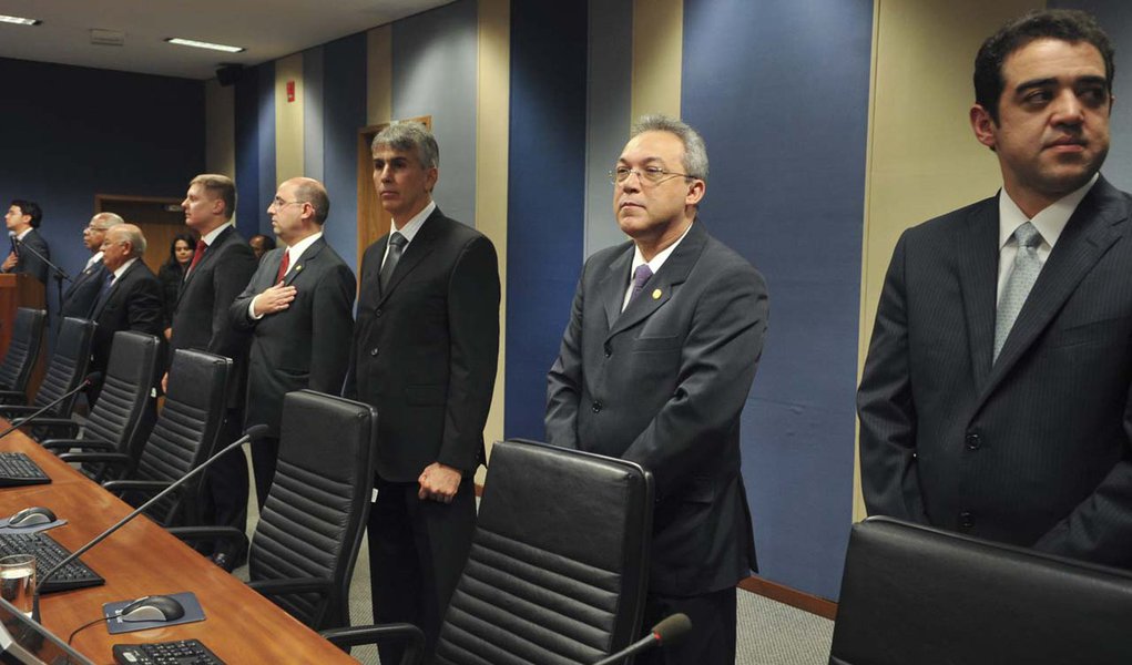 Brasília - O presidente do CNJ e do Supremo Tribunal Federal, ministro Cezar Peluso, durante sessão solene do Conselho Nacional de Justiça (CNJ), em homenagem aos 12 conselheiros que tomaram posse neste mês de agosto, para o mandato de dois anos (Foto: Gisele Federicce) Brasília - O presidente do CNJ e do Supremo Tribunal Federal, ministro Cezar Peluso, durante sessão solene do Conselho Nacional de Justiça (CNJ), em homenagem aos 12 conselheiros que tomaram posse neste mês de agosto, para o mandato de dois anos