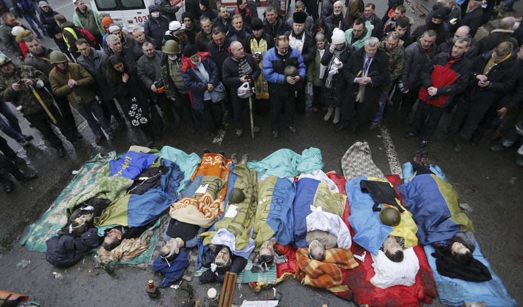 ATTENTION EDITORS - VISUAL COVERAGE OF SCENES OF INJURY OR DEATH
People pray near the bodies of anti-government protesters killed during clashes with riot police in Kiev February 20, 2014. Ukraine suffered its bloodiest day since Soviet times on Thursd (Foto: Gisele Federicce) ATTENTION EDITORS - VISUAL COVERAGE OF SCENES OF INJURY OR DEATH
People pray near the bodies of anti-government protesters killed during clashes with riot police in Kiev February 20, 2014. Ukraine suffered its bloodiest day since Soviet times on Thursd