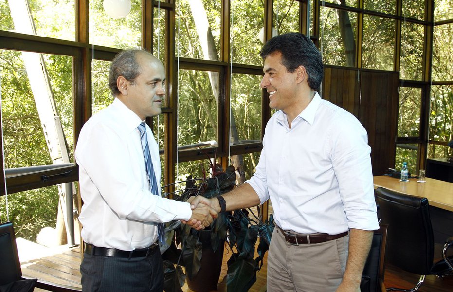 governador beto richa recebe o prefeito eleito gustavo fruet. (Foto: Leonardo Lucena) governador beto richa recebe o prefeito eleito gustavo fruet.