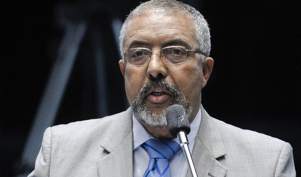Vítima de câncer, morre em São Paulo o ex-senador Sérgio Guerra
Faleceu nesta manhã, em São Paulo, aos 66 anos, o deputado federal e ex-senador Sérgio Guerra (PSDB-PE). Ele lutava contra um câncer de pulmão e faleceu no Hospital Sírio Libanês, onde est (Foto: Roberta Namour) Vítima de câncer, morre em São Paulo o ex-senador Sérgio Guerra
Faleceu nesta manhã, em São Paulo, aos 66 anos, o deputado federal e ex-senador Sérgio Guerra (PSDB-PE). Ele lutava contra um câncer de pulmão e faleceu no Hospital Sírio Libanês, onde est