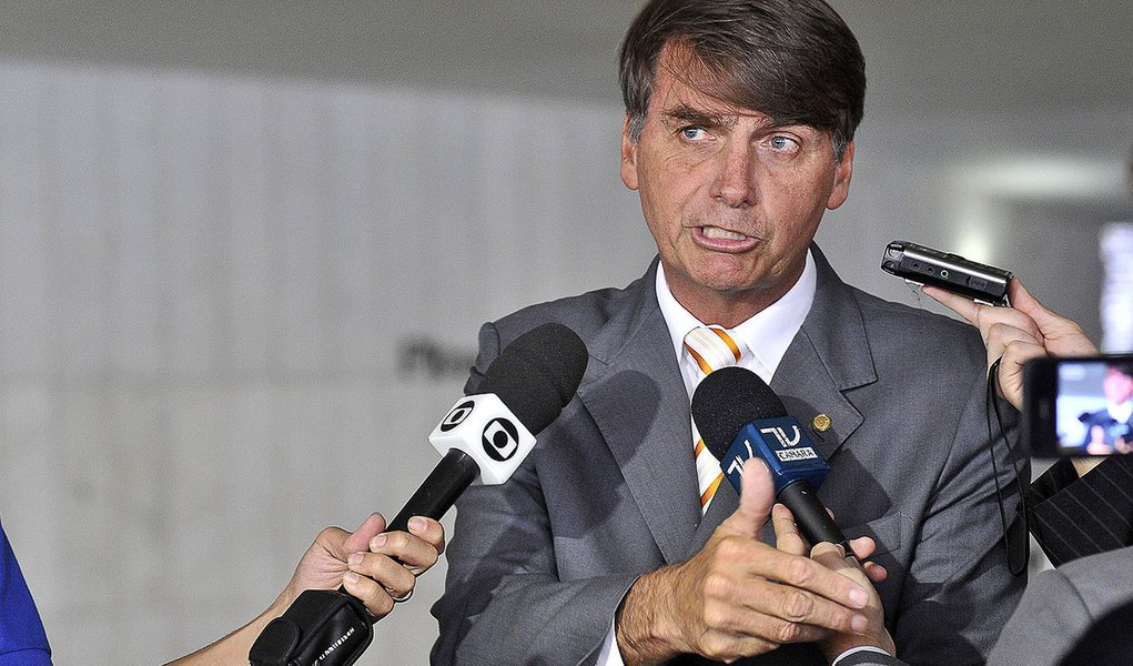 Brasília - O deputado Jair Bolsonaro (PP-RJ) fala sobre a representacao dos deputados da Comissão de Direitos Humanos e da Subcomissão da Verdade que protocolaram na presidência da Câmara representação por quebra de decoro parlamentar. Os deputados alega (Foto: Leonardo Lucena) Brasília - O deputado Jair Bolsonaro (PP-RJ) fala sobre a representacao dos deputados da Comissão de Direitos Humanos e da Subcomissão da Verdade que protocolaram na presidência da Câmara representação por quebra de decoro parlamentar. Os deputados alega