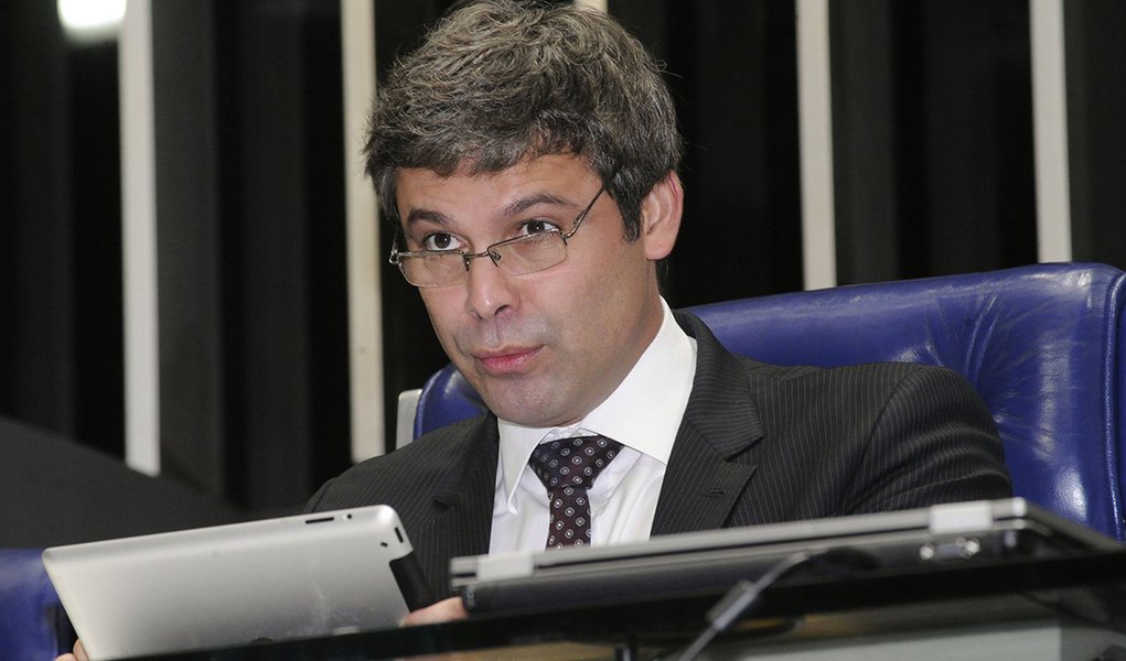 Senador Lindbergh Farias (PT-RJ) conduz sessão do Congresso, no Plenário do Senado, em homenagem ao ex-reitor da Universidade Federal do Rio de Janeiro (UFRJ), AloÃsio Teixeira, por sua trajetória de vida e pela luta para o aperfeiçoamento da educaç (Foto: Valter Lima) Senador Lindbergh Farias (PT-RJ) conduz sessão do Congresso, no Plenário do Senado, em homenagem ao ex-reitor da Universidade Federal do Rio de Janeiro (UFRJ), AloÃsio Teixeira, por sua trajetória de vida e pela luta para o aperfeiçoamento da educaç