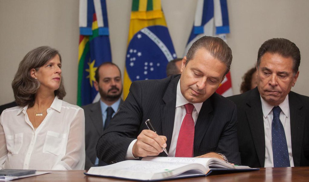 RECIFE, PE - 03-01-2014: EDUARDO CAMPOS/SECRETARIADO - O governador Eduardo Campos (PSB) anuncia nesta sexta-feira, no Centro de Convenções do Recife, sede provisória do Governo do Estado de Pernambuco, a reformulação do secretariado estadual, que atuará (Foto: Voney Malta) RECIFE, PE - 03-01-2014: EDUARDO CAMPOS/SECRETARIADO - O governador Eduardo Campos (PSB) anuncia nesta sexta-feira, no Centro de Convenções do Recife, sede provisória do Governo do Estado de Pernambuco, a reformulação do secretariado estadual, que atuará