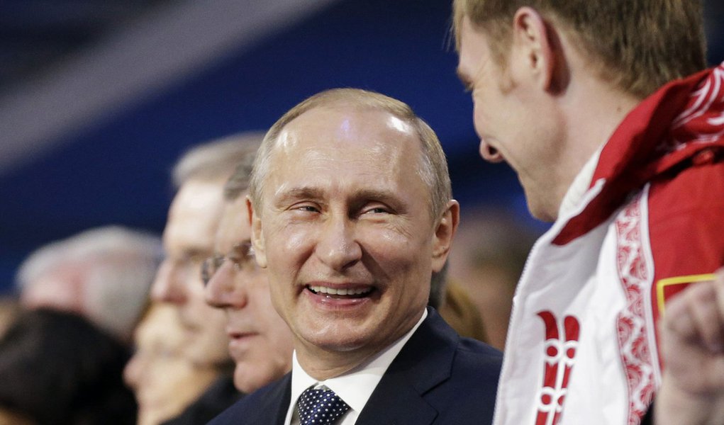 Russian President Vladimir Putin (L) laughs with Russia's gold medallist bobsleigh athlete Alexander Zubkov during the closing ceremony for the 2014 Sochi Winter Olympics, February 23, 2014. REUTERS/David Goldman/Pool (RUSSIA - Tags: OLYMPICS (Foto: Gisele Federicce) Russian President Vladimir Putin (L) laughs with Russia's gold medallist bobsleigh athlete Alexander Zubkov during the closing ceremony for the 2014 Sochi Winter Olympics, February 23, 2014. REUTERS/David Goldman/Pool (RUSSIA - Tags: OLYMPICS
