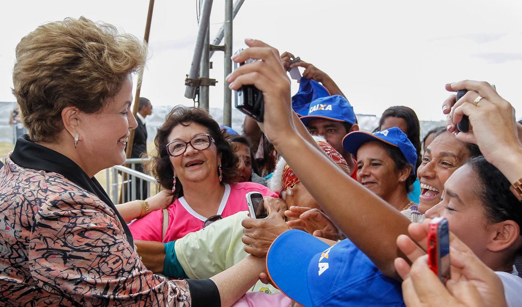 Vitória da Conquista - BA, 15/10/2013. Presidenta Dilma Rousseff durante cerimônia de entrega de 1.740 unidades habitacionais dos Residenciais Acácia, Ipê, Pau Brasil e Jequibitá, do Programa Minha Casa Minha Vida II. Foto: Roberto Stuckert Filho/PR (Foto: Leonardo Attuch) Vitória da Conquista - BA, 15/10/2013. Presidenta Dilma Rousseff durante cerimônia de entrega de 1.740 unidades habitacionais dos Residenciais Acácia, Ipê, Pau Brasil e Jequibitá, do Programa Minha Casa Minha Vida II. Foto: Roberto Stuckert Filho/PR
