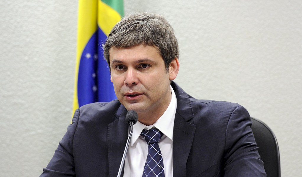 Senador Lindbergh Farias (PT-RJ), presidente da CAE, conduz sabatina de indicado para presidir Autoridade Pública OlÃmpica (Foto: Valter Lima) Senador Lindbergh Farias (PT-RJ), presidente da CAE, conduz sabatina de indicado para presidir Autoridade Pública OlÃmpica