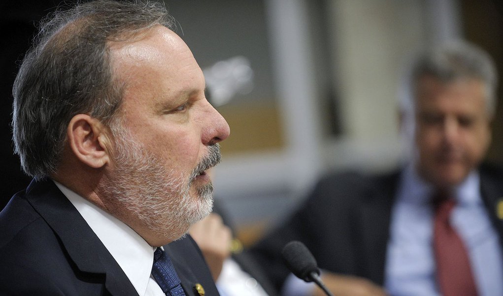 Senador Armando Monteiro (PTB-PE) durante análise da proposta que autoriza a contratação de operação de crédito externo de até US$ 400 milhões para o estado de Pernambuco (MSC 125/2013) (Foto: Paulo Emílio) Senador Armando Monteiro (PTB-PE) durante análise da proposta que autoriza a contratação de operação de crédito externo de até US$ 400 milhões para o estado de Pernambuco (MSC 125/2013)