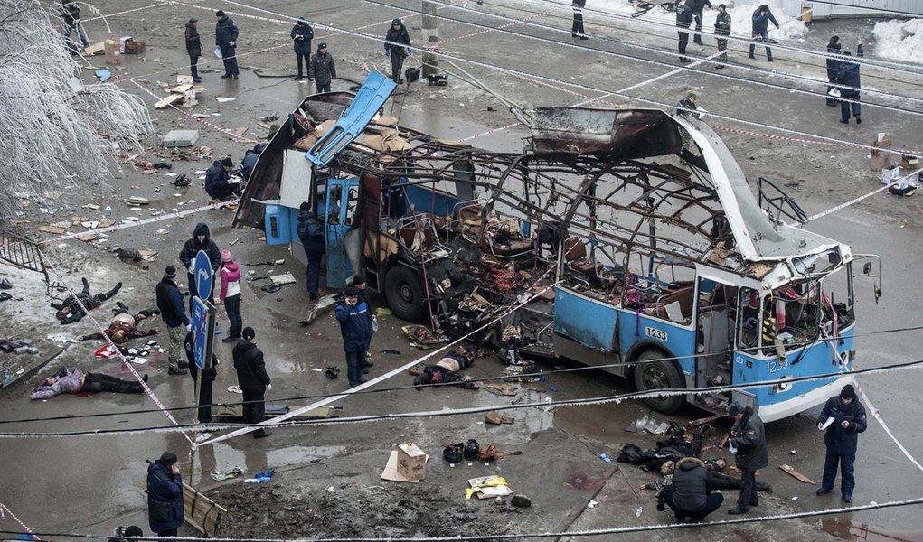 ATTENTION EDITORS - VISUAL COVERAGE OF SCENES OF INJURY OR DEATH
Investigators work at the site of a blast on a trolleybus in Volgograd December 30, 2013. A bomb blast ripped a trolleybus apart in Volgograd on Monday, killing 14 people in the second de (Foto: Gisele Federicce) ATTENTION EDITORS - VISUAL COVERAGE OF SCENES OF INJURY OR DEATH
Investigators work at the site of a blast on a trolleybus in Volgograd December 30, 2013. A bomb blast ripped a trolleybus apart in Volgograd on Monday, killing 14 people in the second de