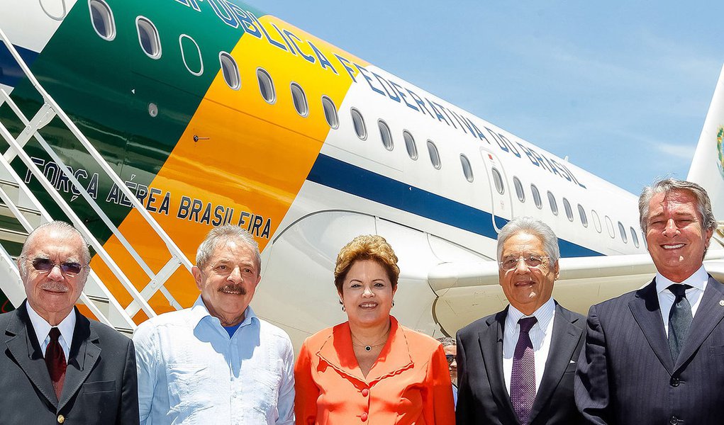 Rio de Janeiro - RJ, 09/12/2013. Presidenta Dilma Rousseff durante partida para África do Sul. Foto: Roberto Stuckert Filho/PR (Foto: Roberta Namour) Rio de Janeiro - RJ, 09/12/2013. Presidenta Dilma Rousseff durante partida para África do Sul. Foto: Roberto Stuckert Filho/PR