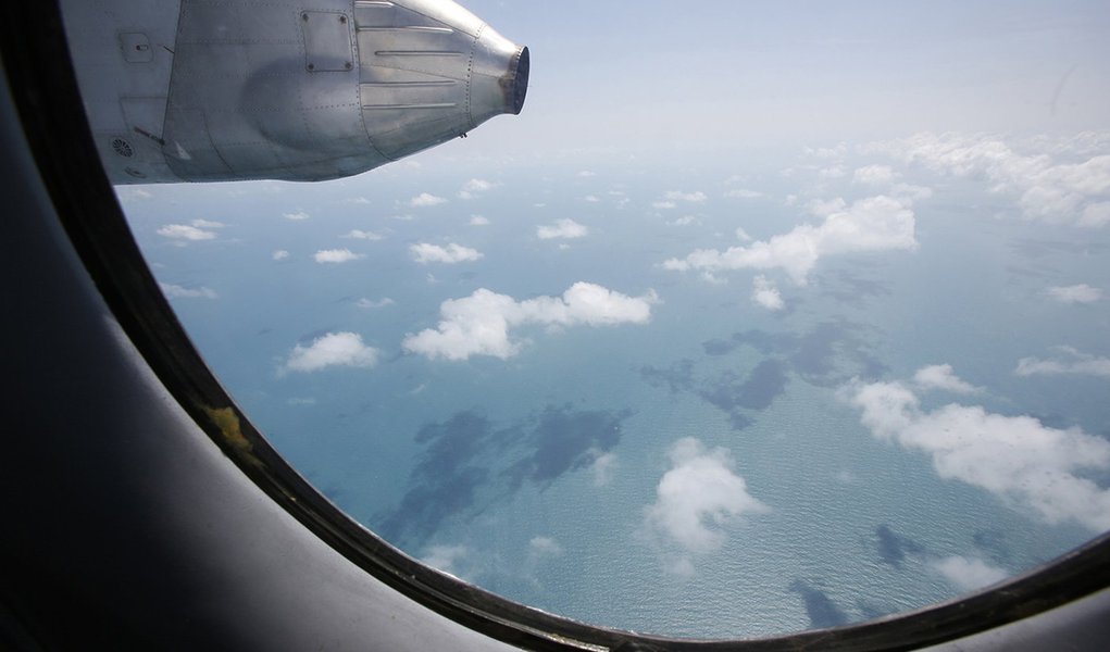Clouds hover outside the window of a Vietnam Air Force search and rescue aircraft An-26 on a mission to find the missing Malaysia Airlines flight MH370, off Vietnam's Tho Chu island March 10, 2014. The disappearance of a Malaysian airliner about an hour i (Foto: Leonardo Attuch) Clouds hover outside the window of a Vietnam Air Force search and rescue aircraft An-26 on a mission to find the missing Malaysia Airlines flight MH370, off Vietnam's Tho Chu island March 10, 2014. The disappearance of a Malaysian airliner about an hour i