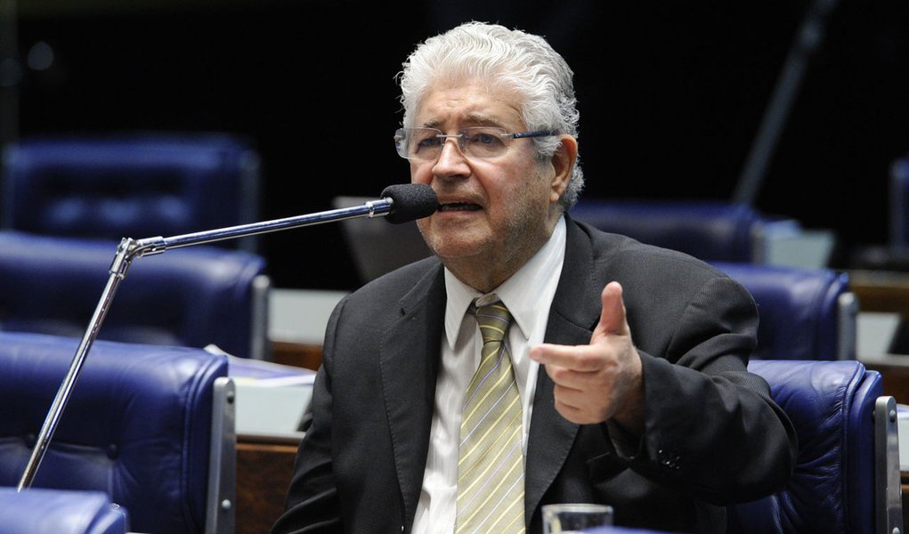 Em aparte, o senador Roberto Requião (PMDB-PR), que integra o Parlamento do Mercosul (Parlasul), informa que a instituição soltou uma nota na qual pede a volta à paz na Venezuela e defende a não intervenção no país (Foto: Romulo Faro) Em aparte, o senador Roberto Requião (PMDB-PR), que integra o Parlamento do Mercosul (Parlasul), informa que a instituição soltou uma nota na qual pede a volta à paz na Venezuela e defende a não intervenção no país
