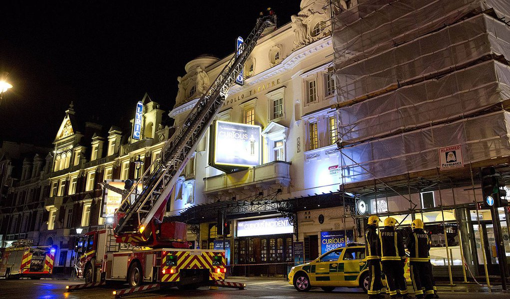 Emergency services look at the roof of the Apollo Theatre on Shaftesbury Avenue after part of the ceiling collapsed in central London December 19, 2013. Emergency services said nearly 90 people had been injured in a packed London theatre on Thursday when (Foto: Roberta Namour) Emergency services look at the roof of the Apollo Theatre on Shaftesbury Avenue after part of the ceiling collapsed in central London December 19, 2013. Emergency services said nearly 90 people had been injured in a packed London theatre on Thursday when